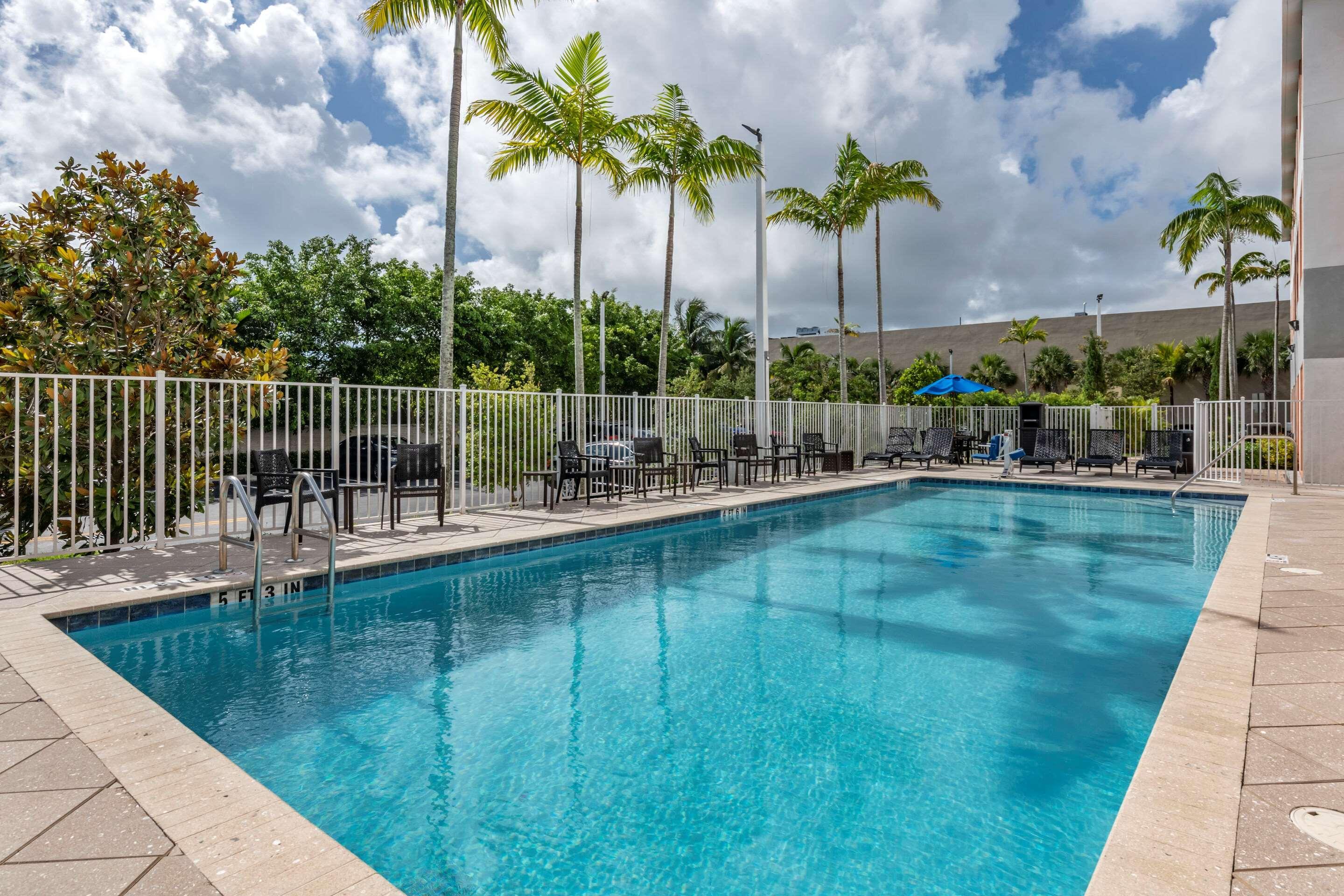 Comfort Suites Fort Lauderdale Airport & Cruise Port Dania Beach Exterior photo