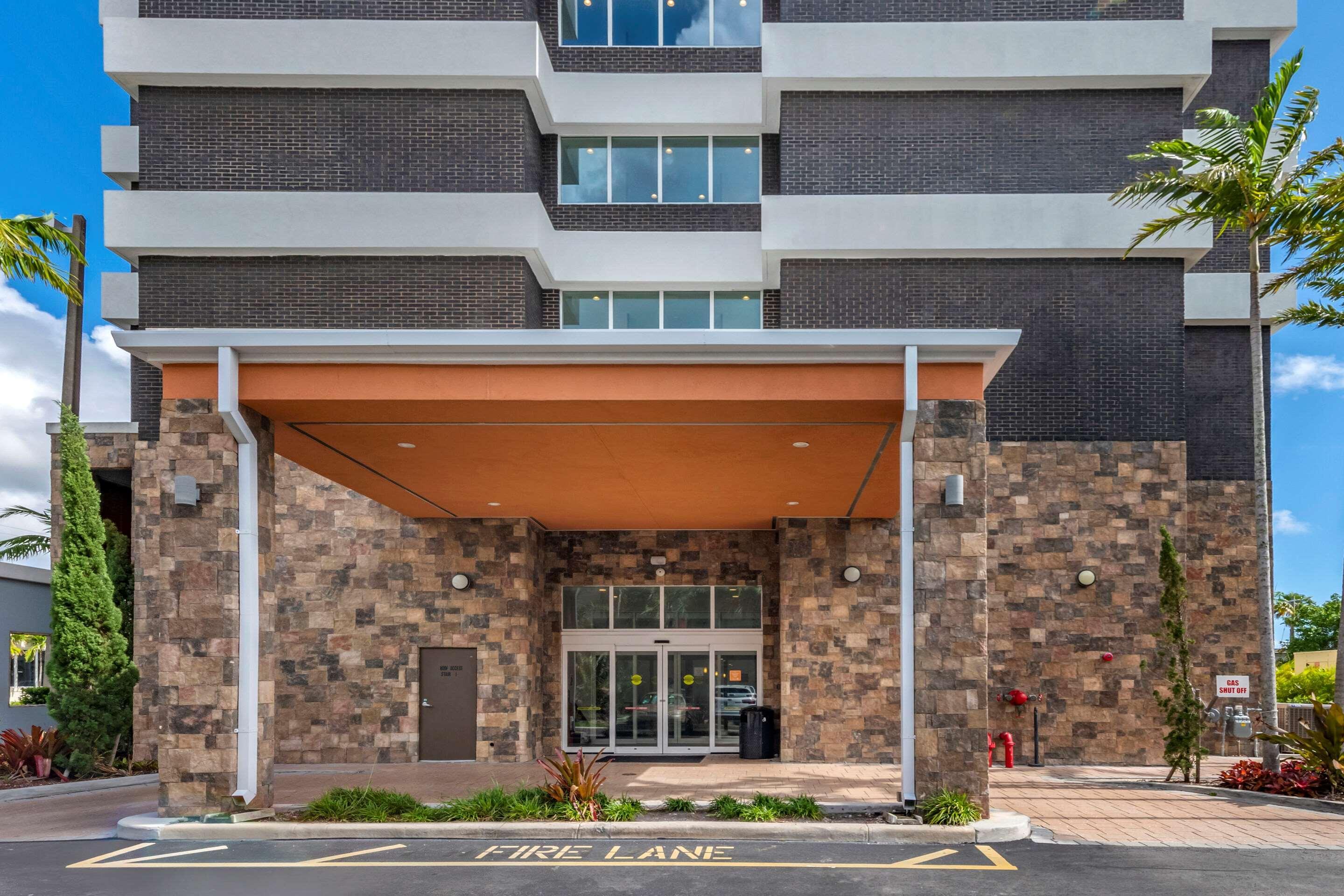 Comfort Suites Fort Lauderdale Airport & Cruise Port Dania Beach Exterior photo