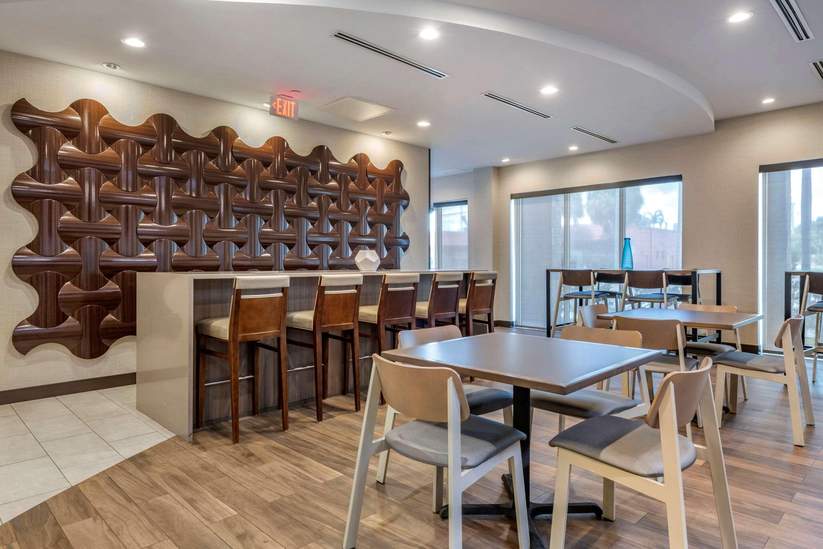 Comfort Suites Fort Lauderdale Airport & Cruise Port Dania Beach Exterior photo